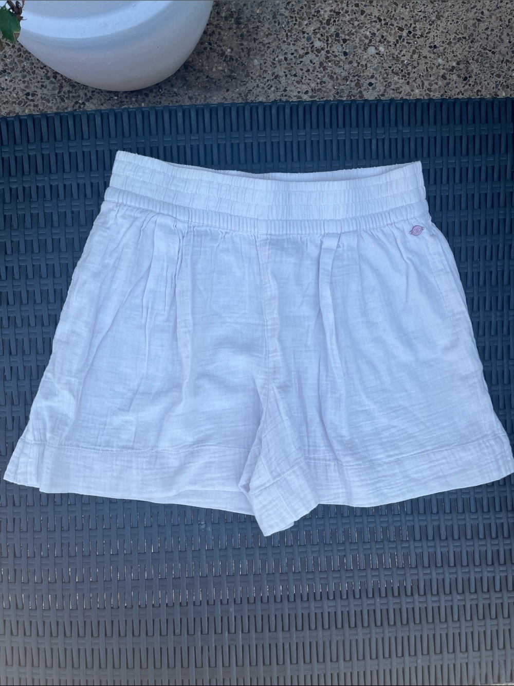 High-Waist White Linen-Blend Shorts with Elastic Smocked Waist